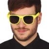 Solbrille i gul med mørke plastglas