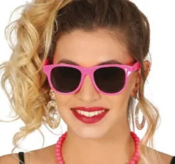 Solbrille i pink med mørke plastglas